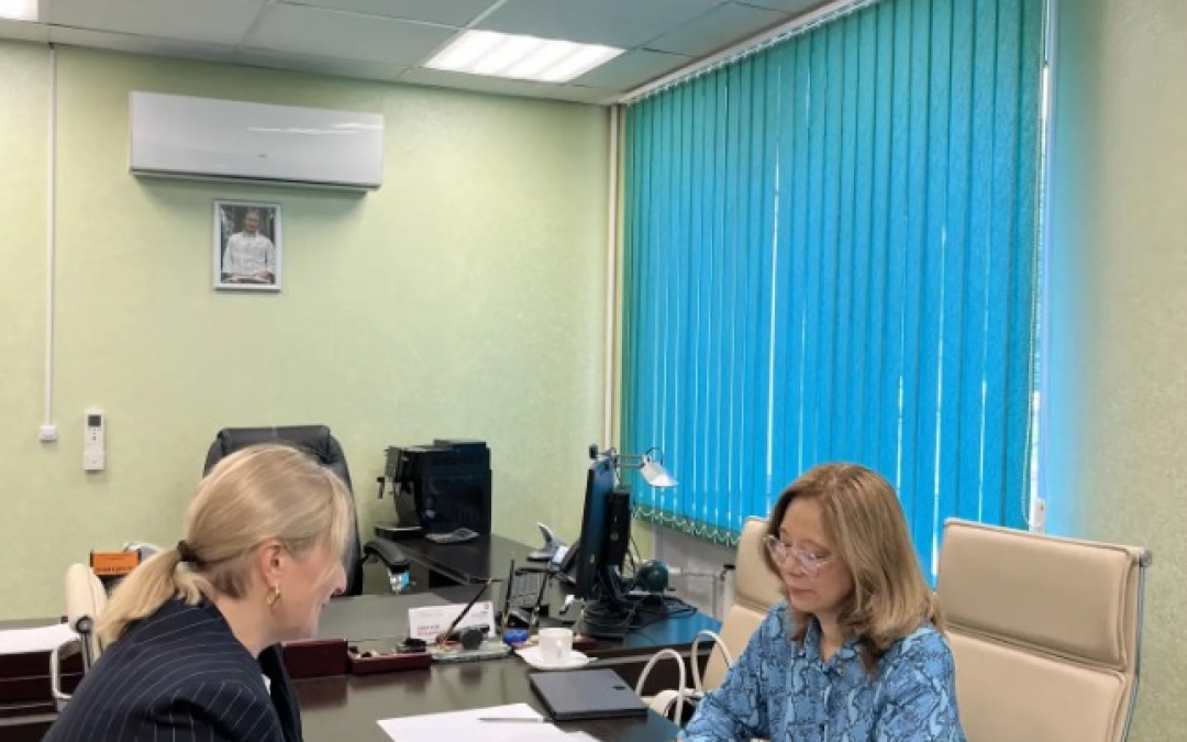 «Важно решать вопросы бизнеса на месте»: Елена Рулева встретилась с предпринимателями в Тихвине на базе МФЦ для бизнеса.