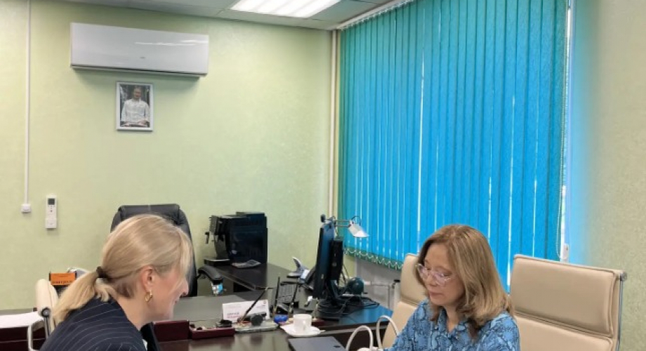«Важно решать вопросы бизнеса на месте»: Елена Рулева встретилась с предпринимателями в Тихвине на базе МФЦ для бизнеса.